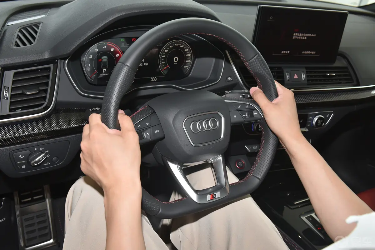 奥迪SQ53.0T quattro主驾驶位