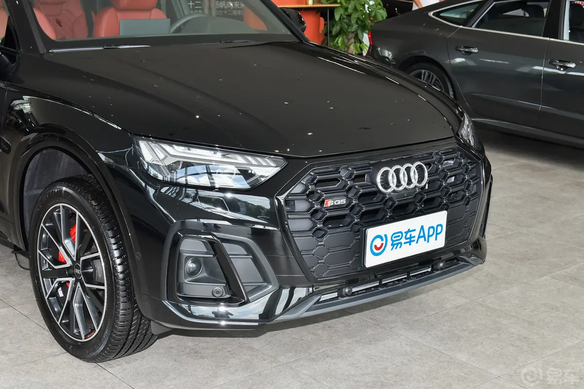 奥迪SQ53.0T quattro前格栅侧俯拍