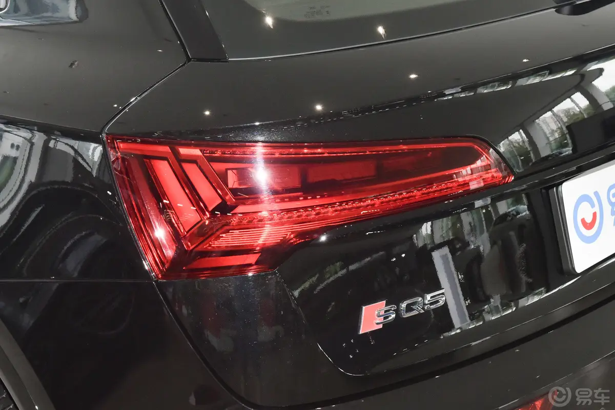 奥迪SQ53.0T quattro尾灯侧45度俯拍