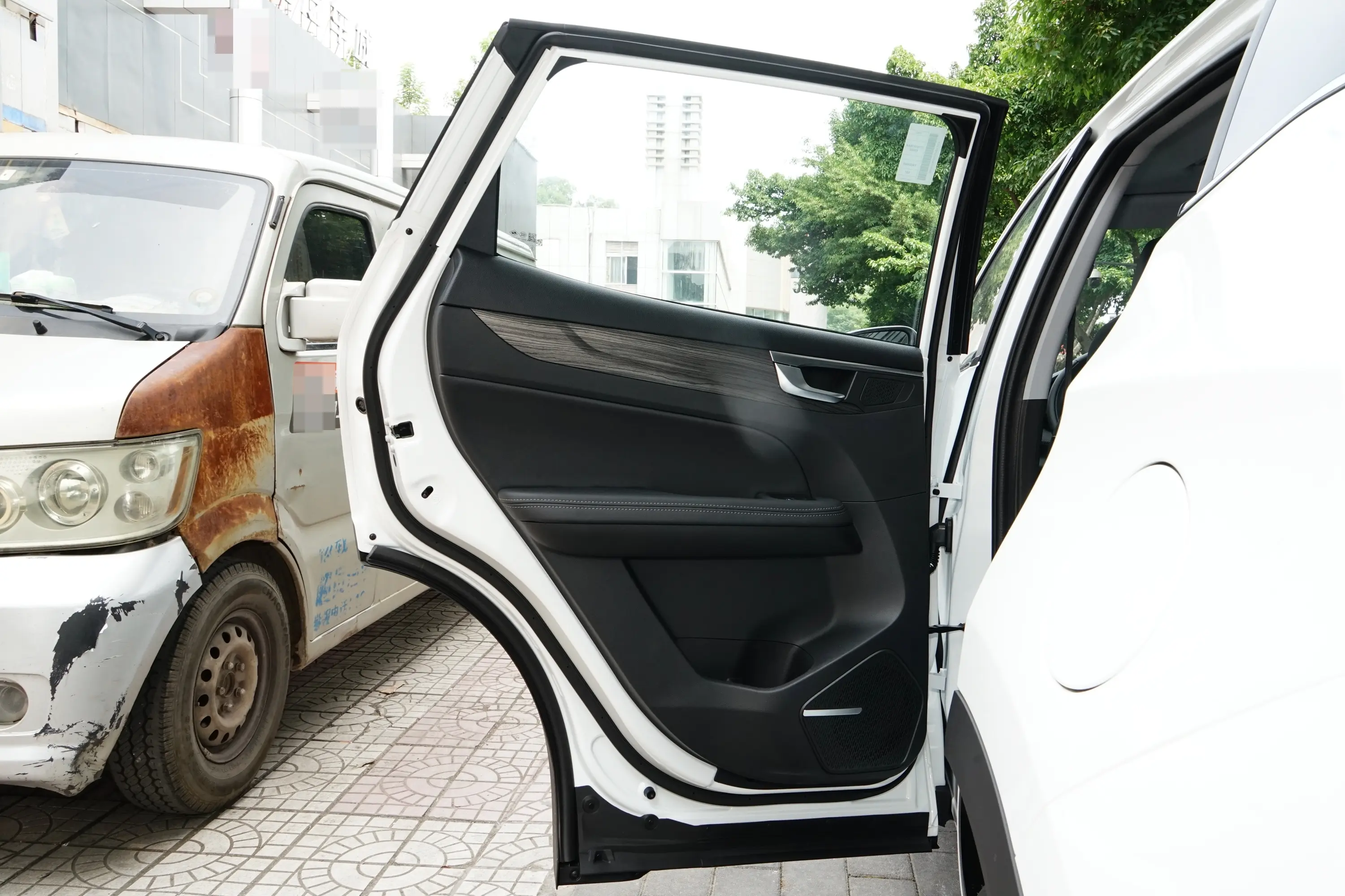 炫界Pro1.5T CVT豪华版驾驶员侧后车门