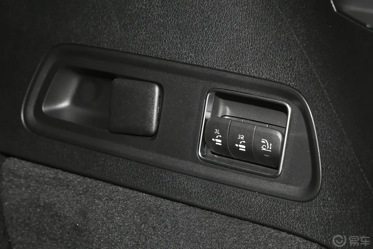 奔驰GLS改款二 GLS 450 4MATIC 豪华型后备箱内座椅放倒按钮