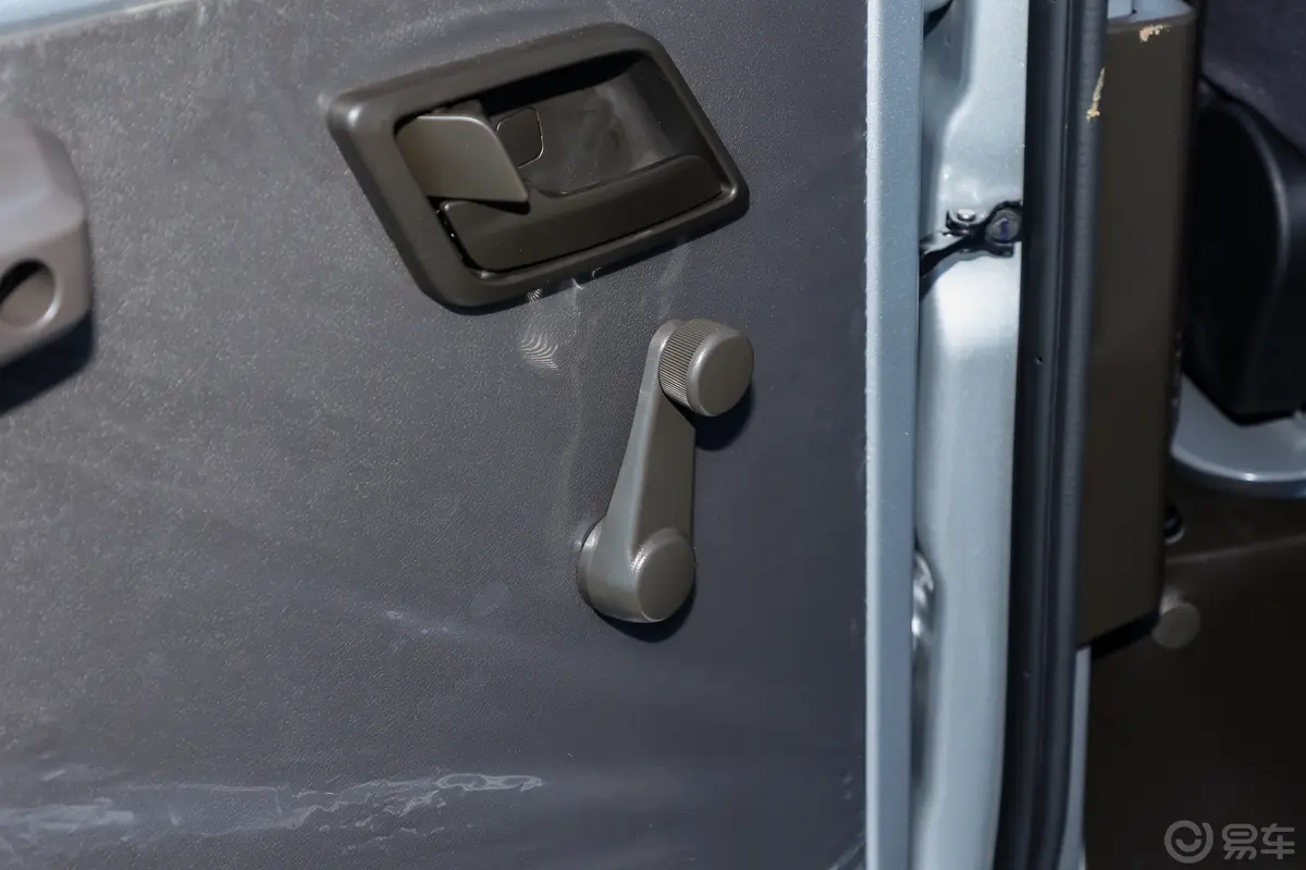 五菱荣光新卡1.5L 加长双排标准型 5座后车窗调节
