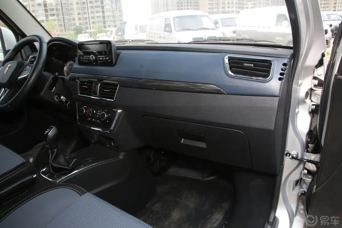 金杯金卡S21.6L 单排厢货舒适型副驾驶位区域