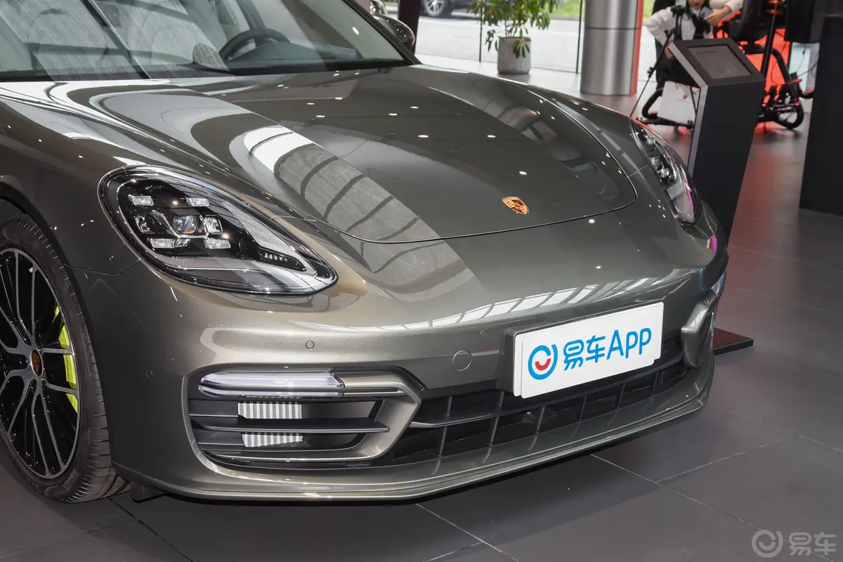 Panamera E-HybridPanamera 4  Sport Turismo 2.9T前格栅侧俯拍