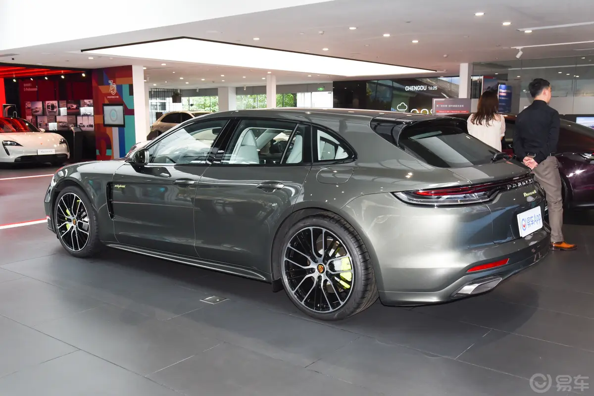 Panamera E-HybridPanamera 4  Sport Turismo 2.9T侧后45度车头向左水平