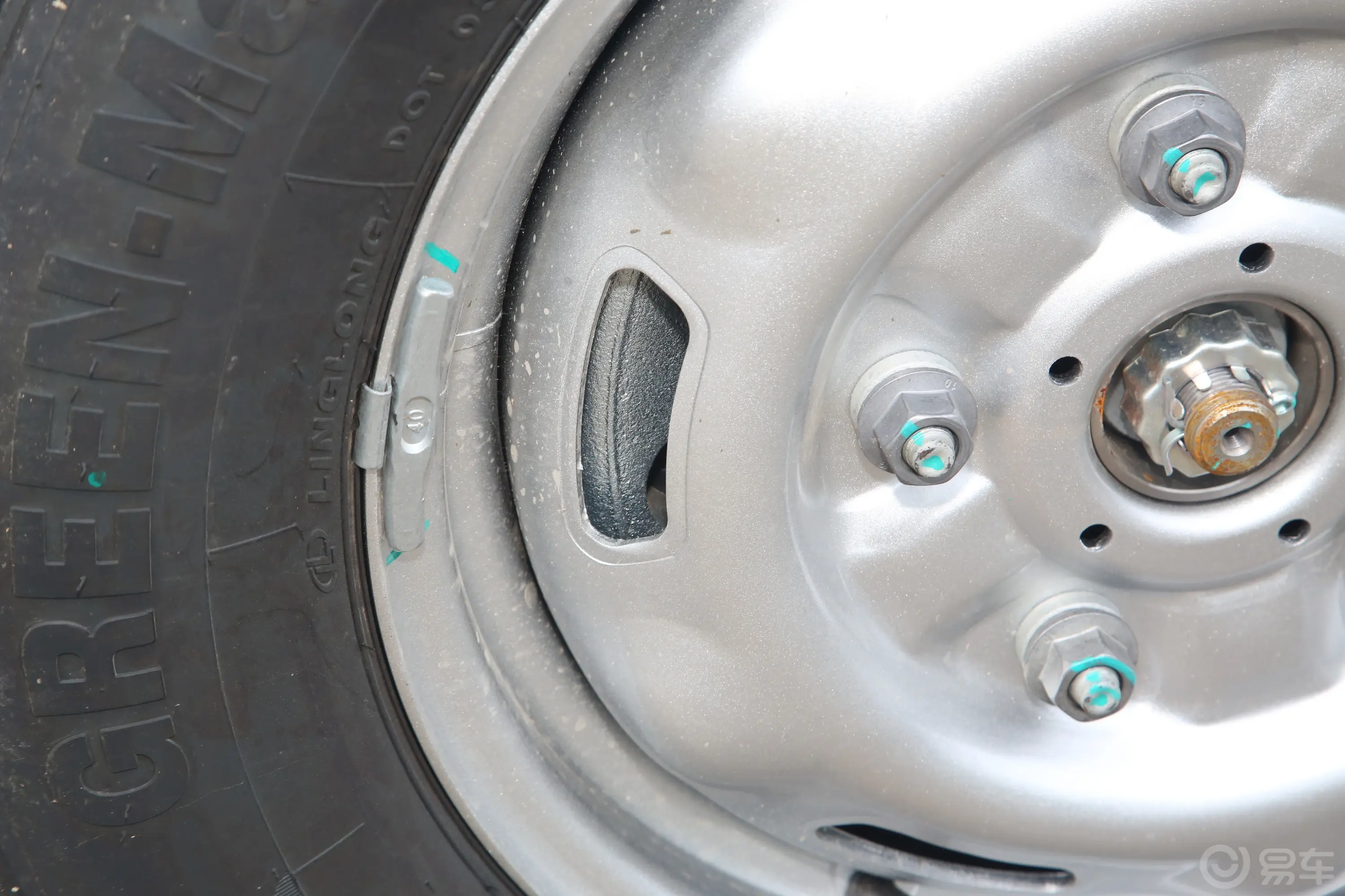 江铃福顺2.0T 手动短轴中顶商运型厢式运输车 3座 柴油前刹车卡钳