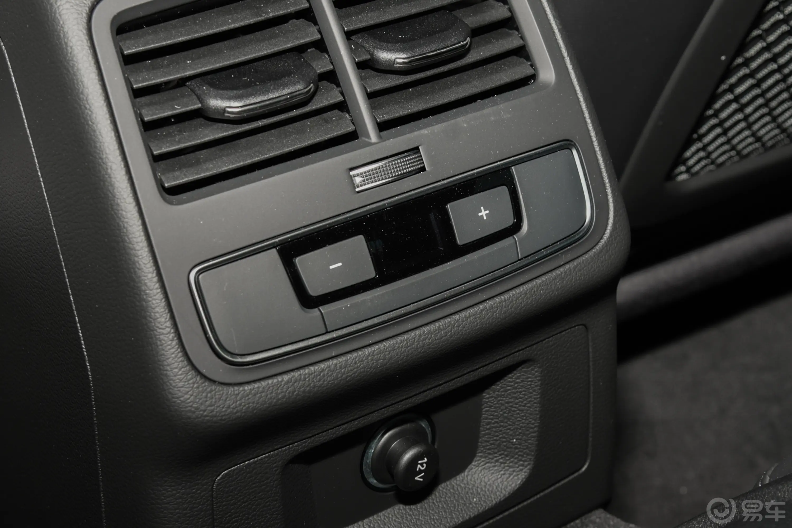 奥迪RS 52.9T Coupe 暗金版后排空调控制键