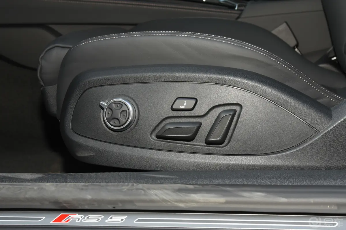 奥迪RS 52.9T Coupe 暗金版主驾座椅调节