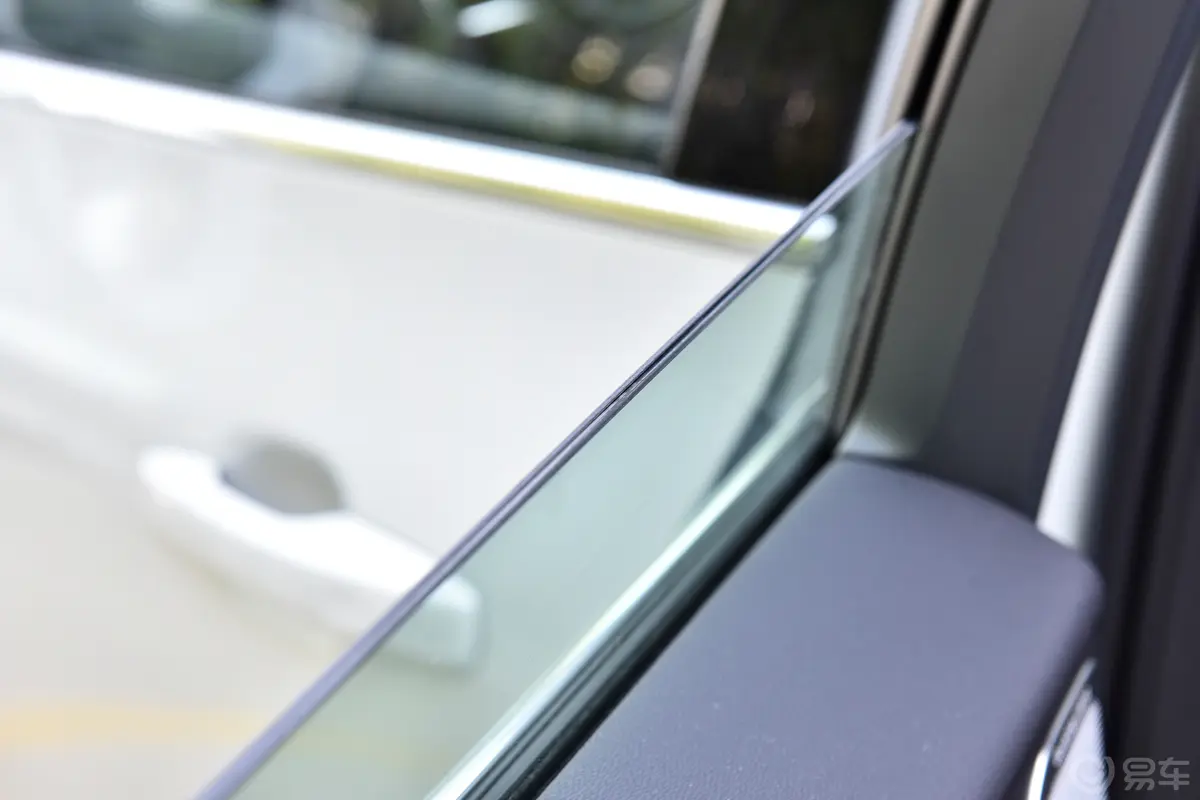 沃尔沃XC60 RECHARGET8 长续航 智雅豪华版后排玻璃材质特写