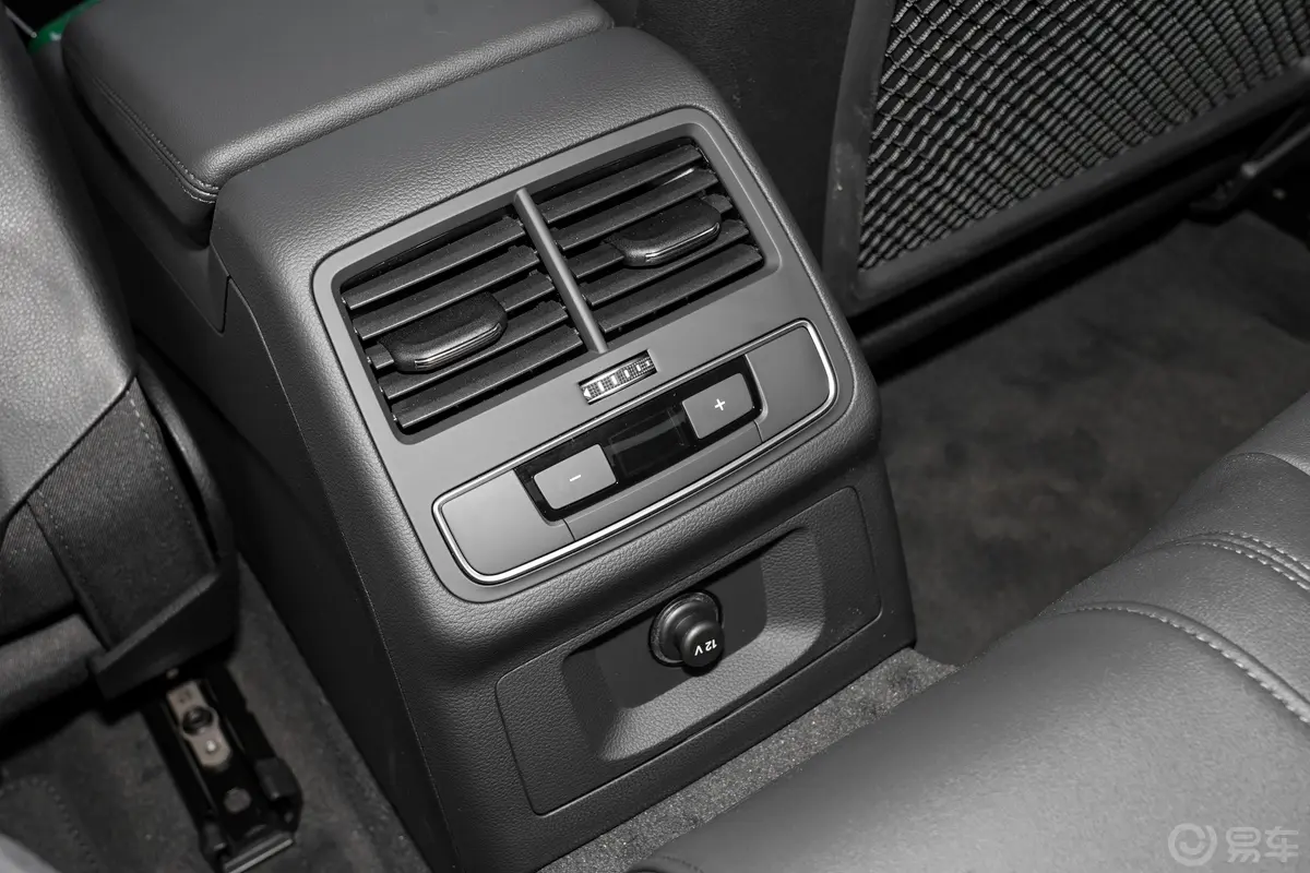 奥迪A5Coupe 40 TFSI 致臻幻彩限量版后排空调控制键