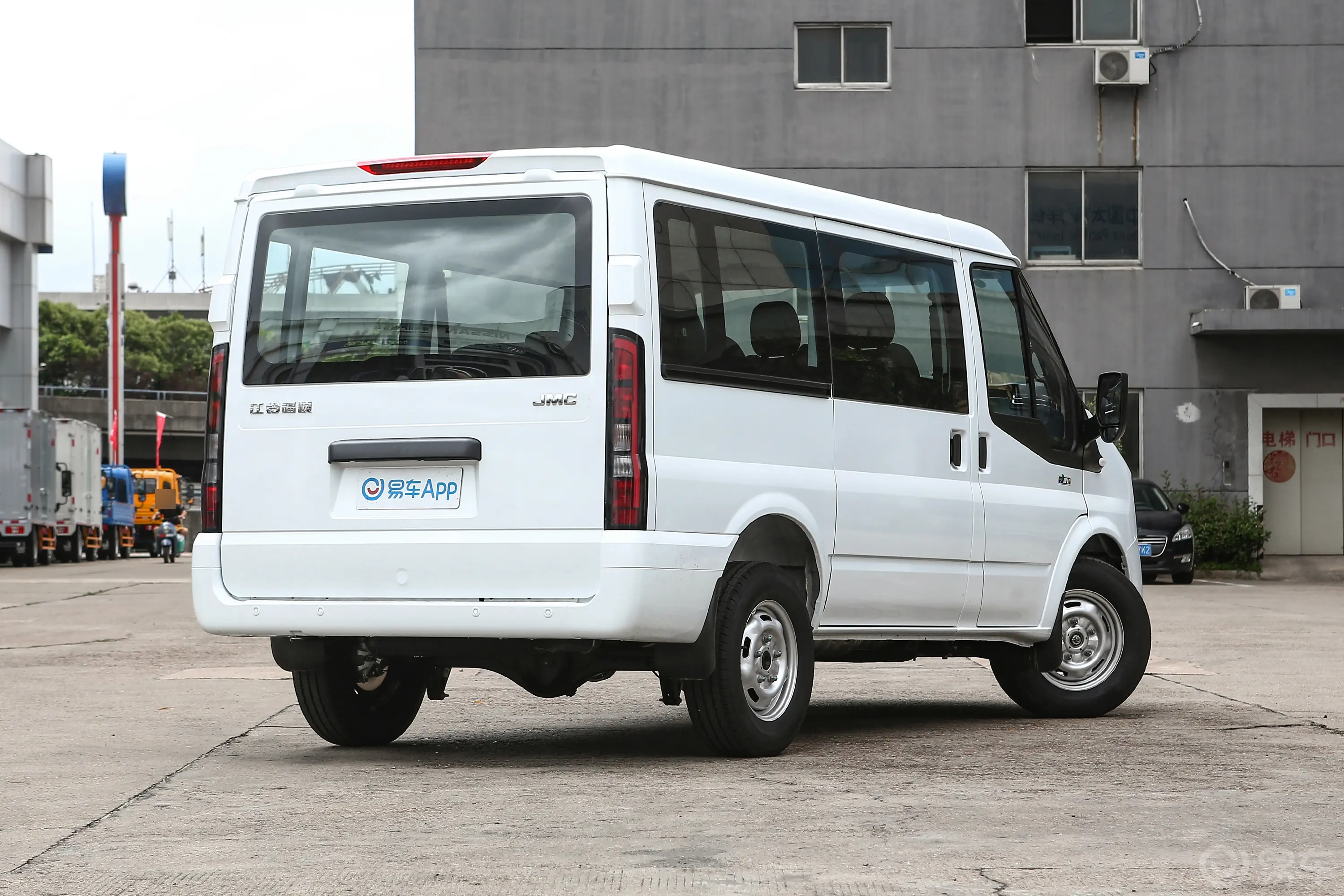 【江铃福顺2.0T 自动短轴低顶商运型多功能乘用车(上掀尾门) 6座 柴油侧后45度车头向右水平图片-汽车图片大全】-易车