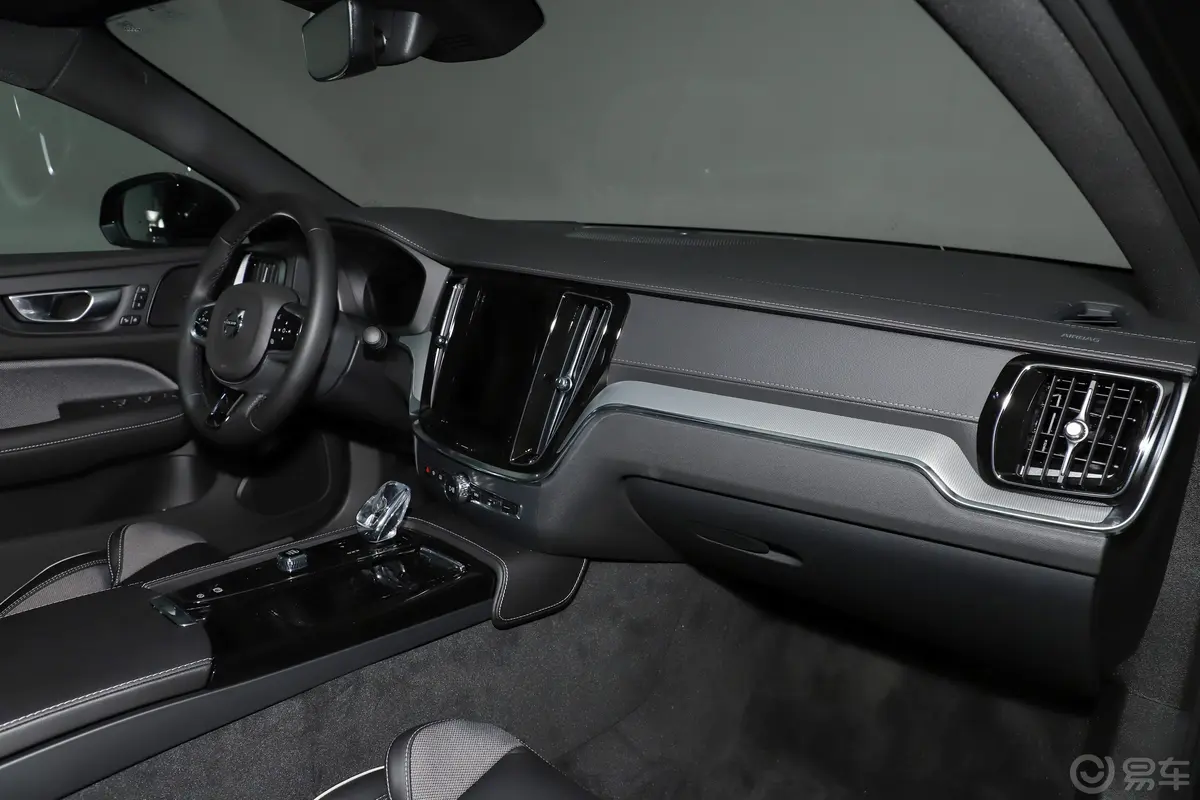 沃尔沃S60新能源T8 四驱智雅极夜黑版内饰全景副驾驶员方向