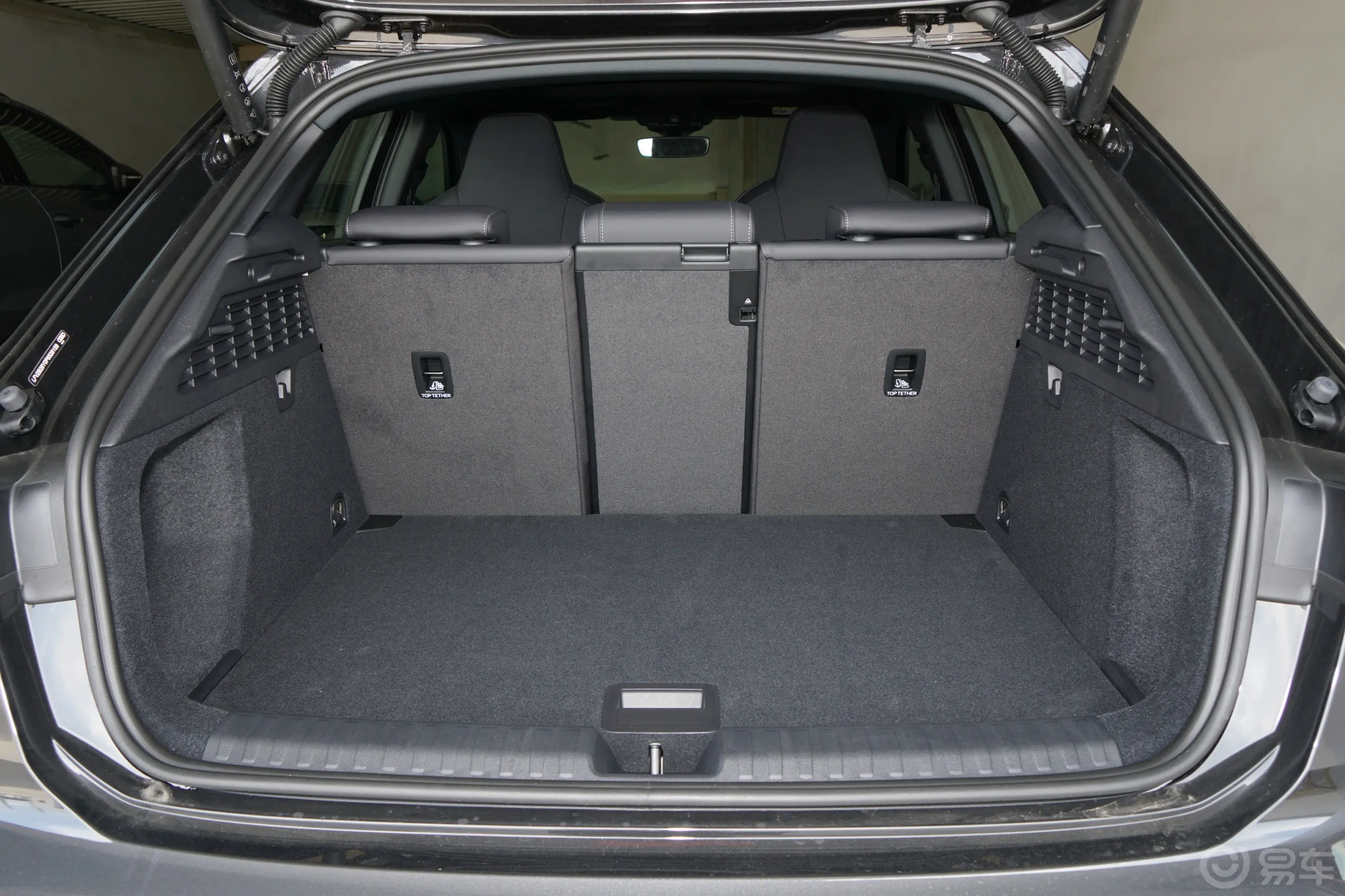 奥迪A3改款 Sportback 35 TFSI 时尚运动型后备厢空间特写