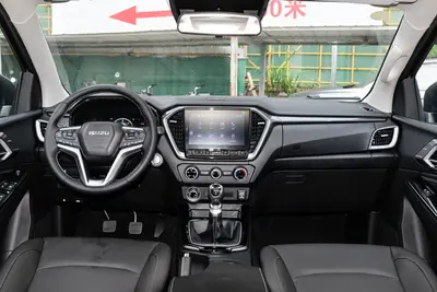 2023款 D-MAX 1.9T 手动四驱智领型内饰