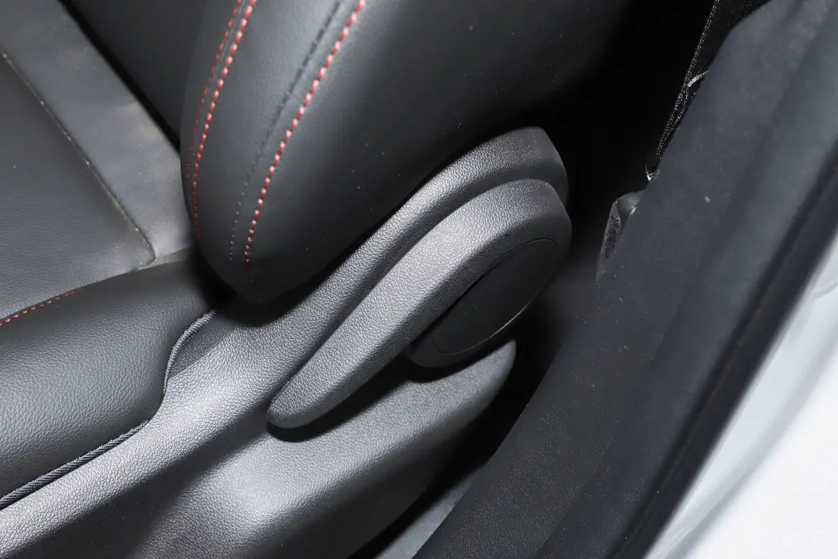 创酷RS 1.5T CVT 酷主驾座椅调节