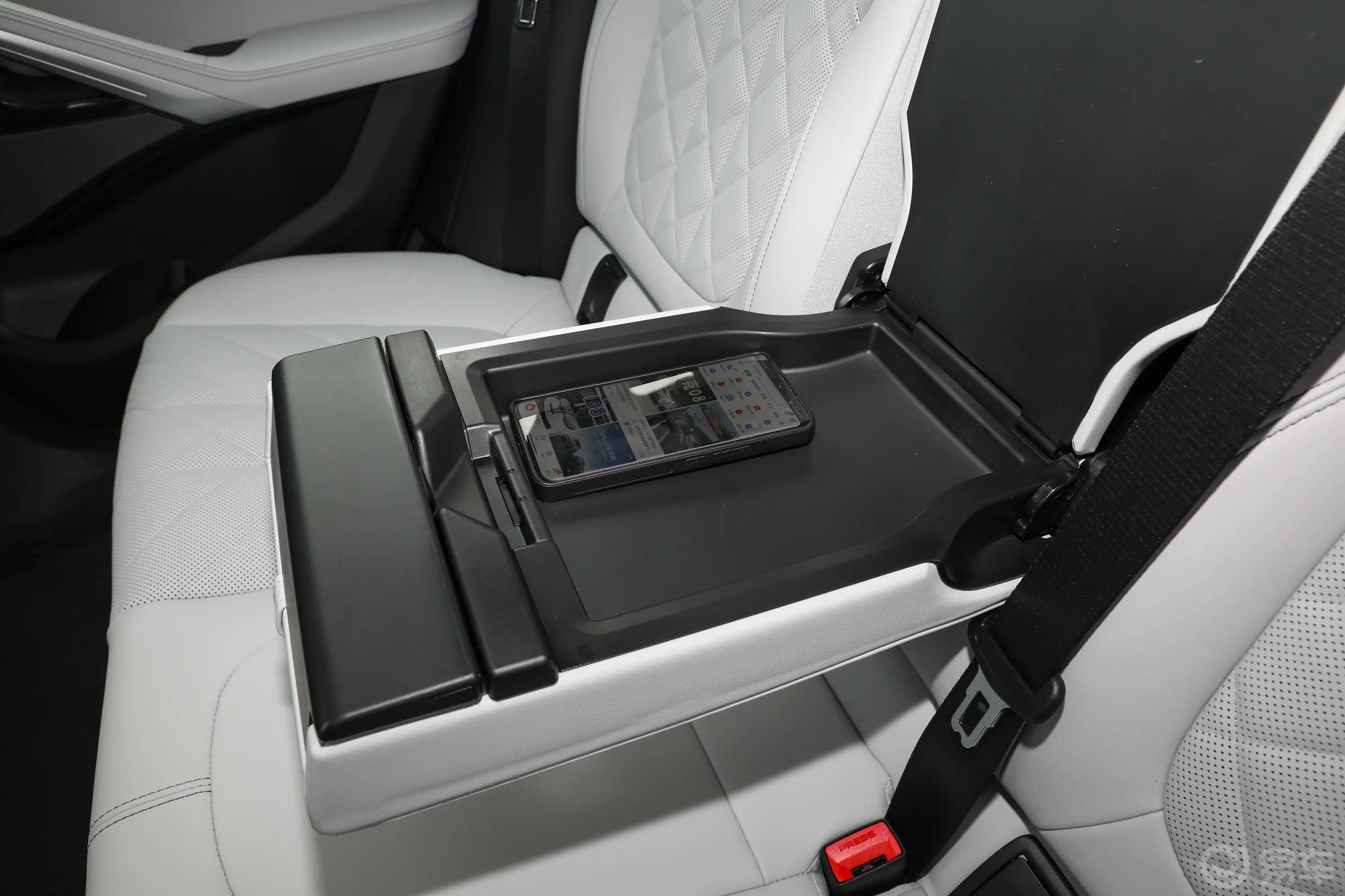 宝马X6改款 xDrive40i 尊享型 M运动套装后排空间