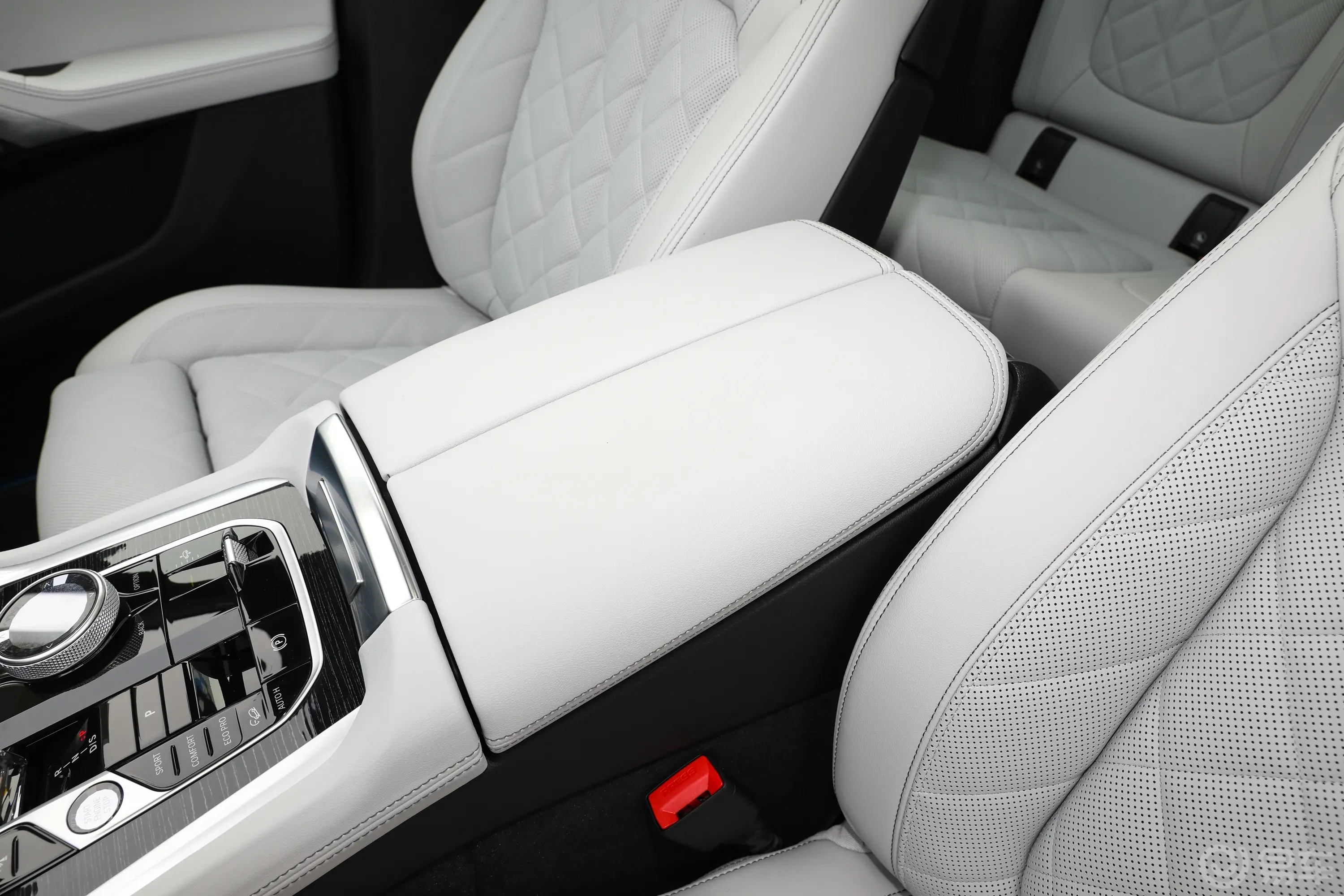 宝马X6改款 xDrive40i 尊享型 M运动套装前排中央扶手