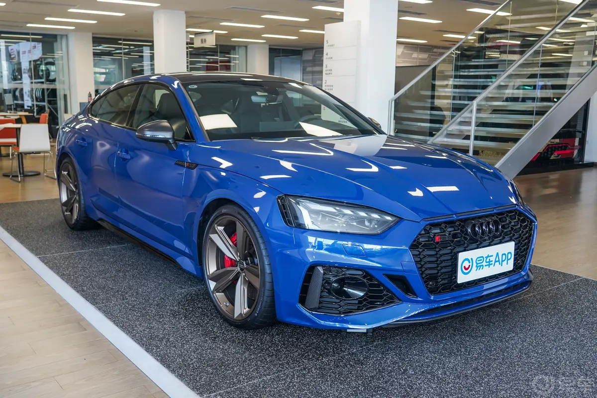 奥迪RS 52.9T Sportback 暗金版侧前45度车头向右水平