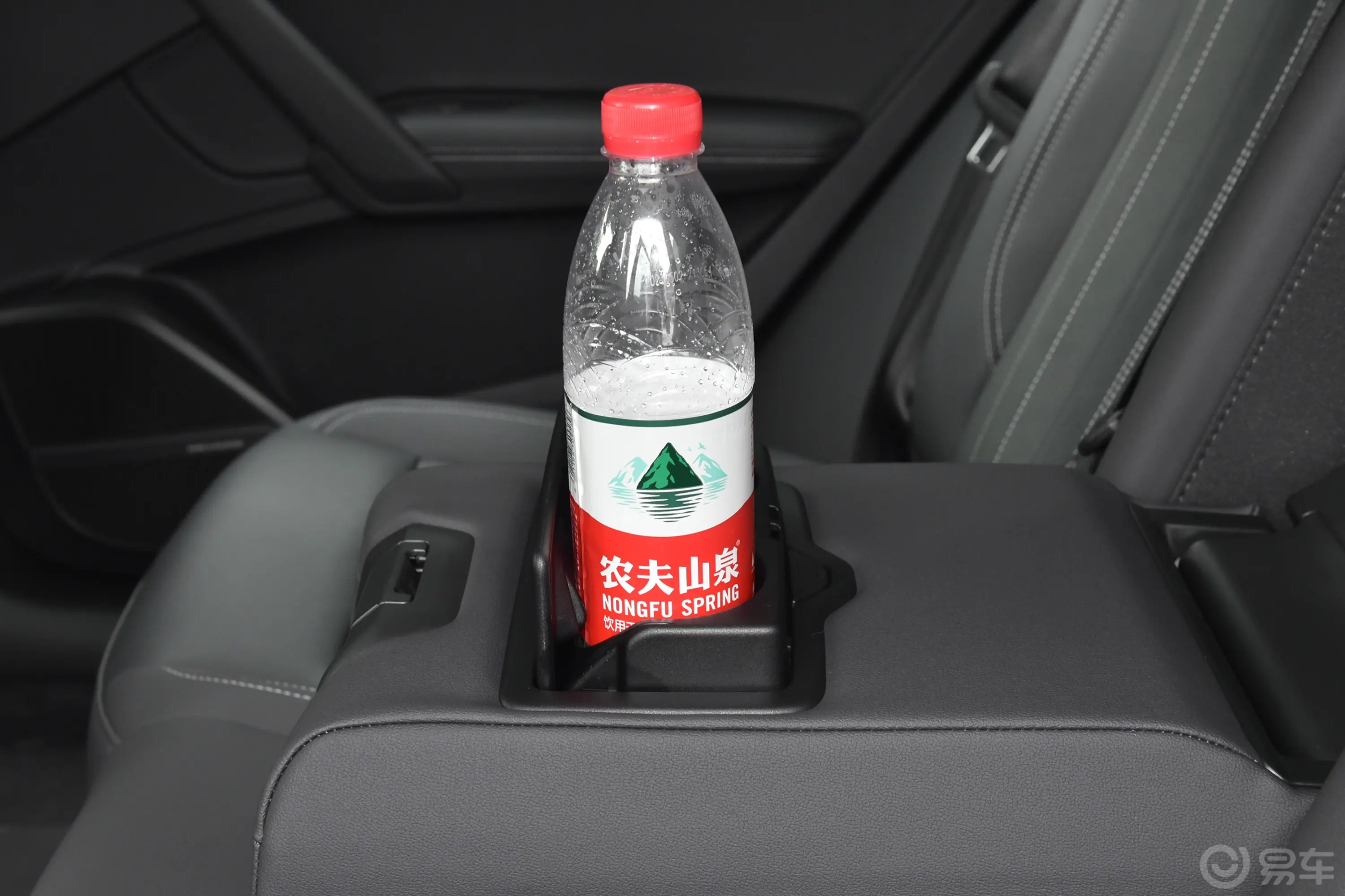 奥迪Q5L45 TFSI 豪华动感型后排(第二排)杯架