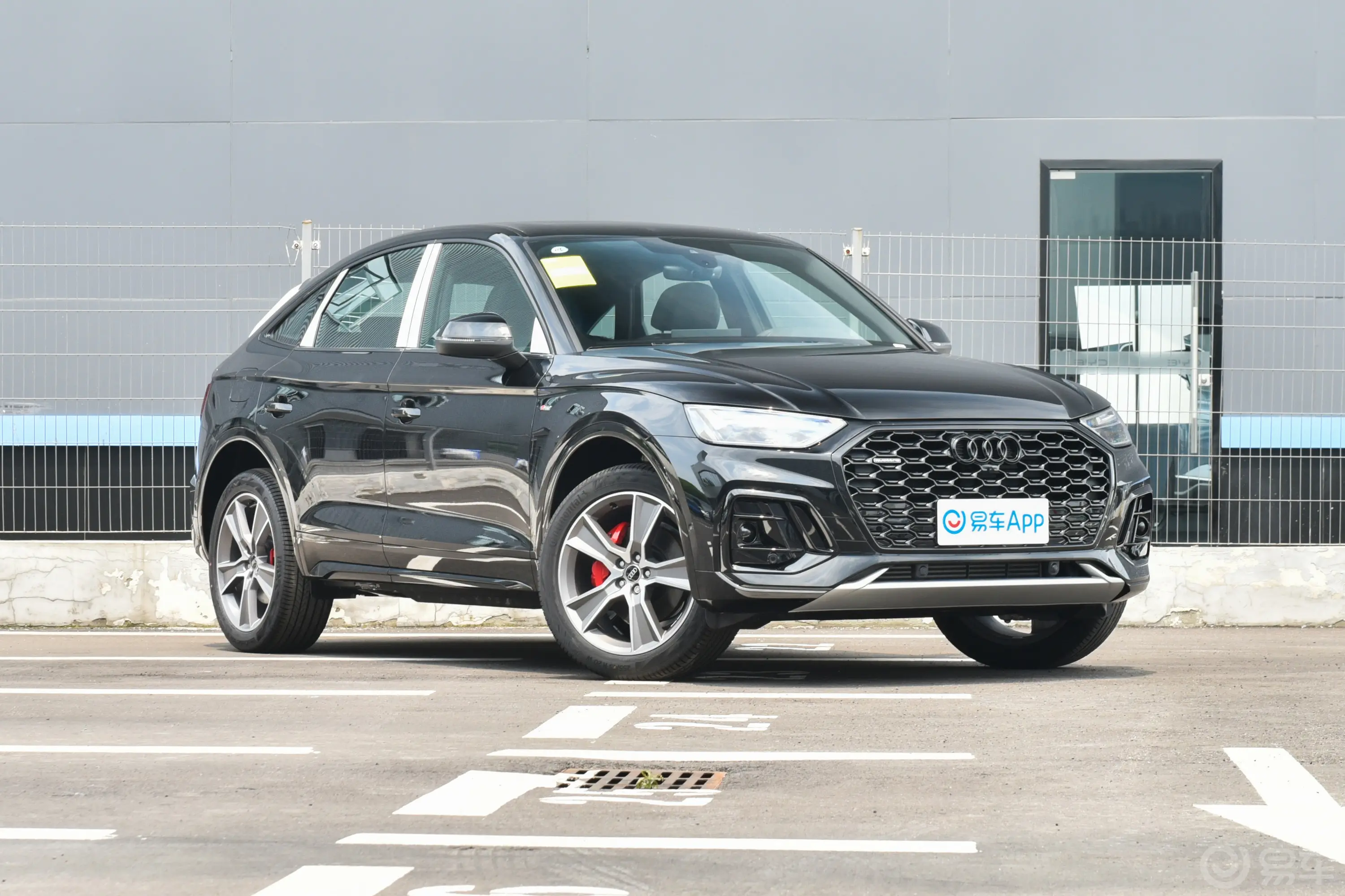 奥迪Q5L Sportback40 TFSI 豪华型侧前45度车头向右水平