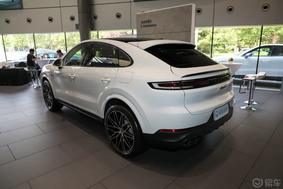 Cayenne E-HybridCayenne Coupé 2.0T侧后45度车头向左水平