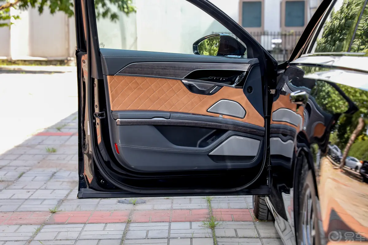 奥迪A8A8L 60 TFSI quattro主驾驶位