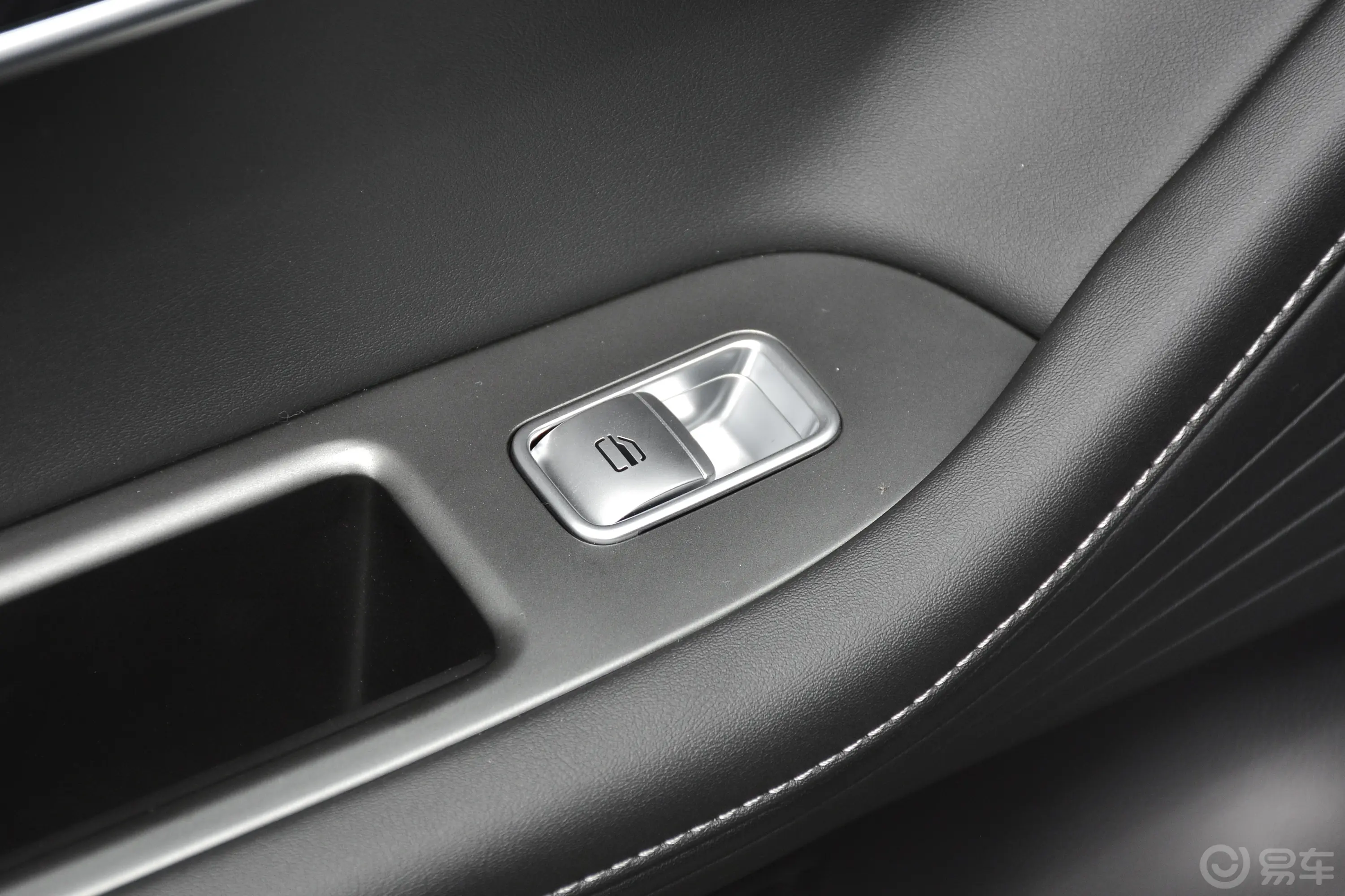 瑞虎7 PLUS改款 1.6T 双离合尊贵型后车窗调节