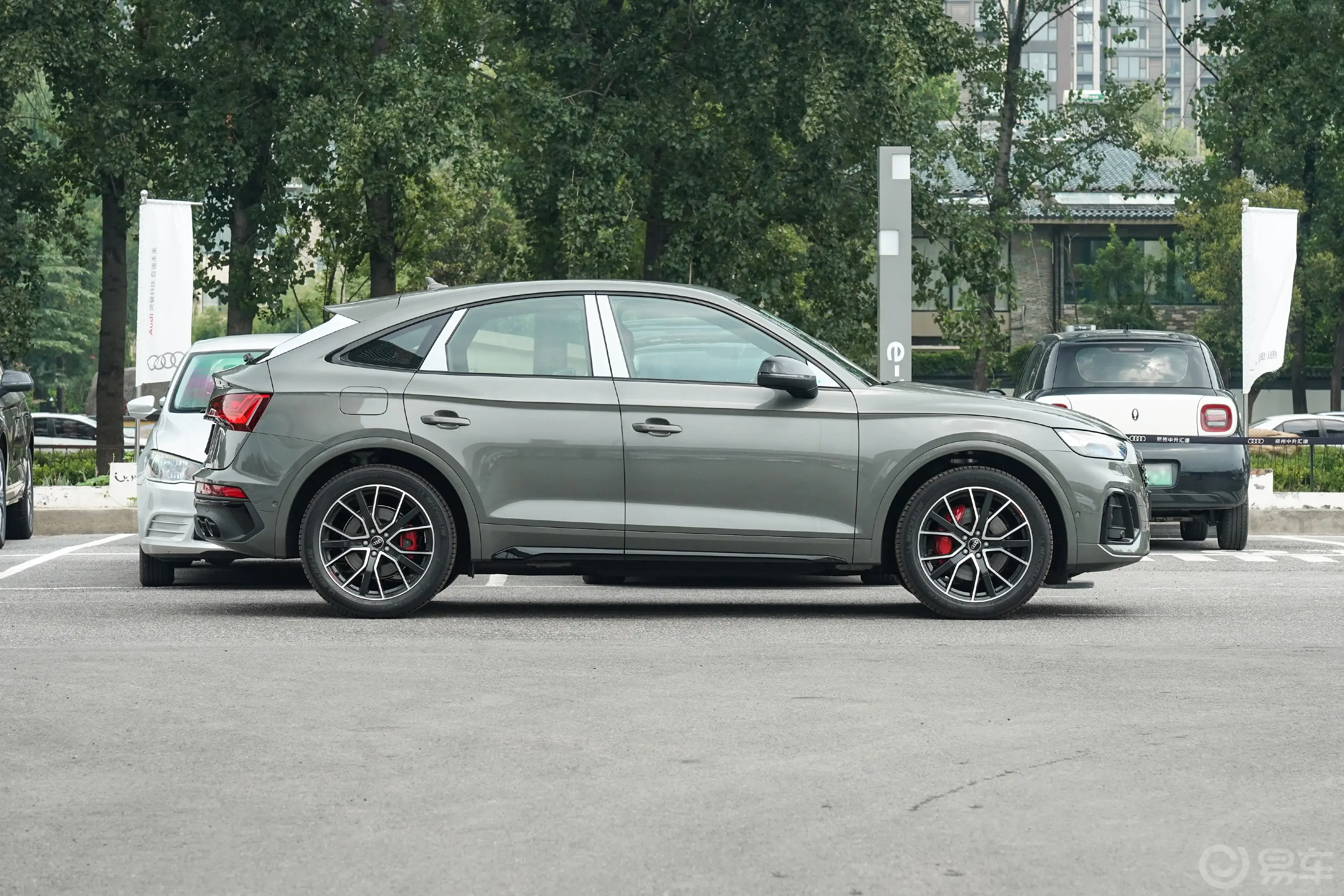 奥迪SQ5 Sportback改款 3.0T quattro正侧车头向右水平