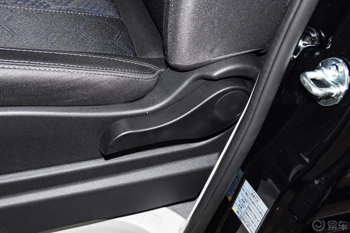 菱智M5L 1.5T 舒适型 7座主驾座椅调节