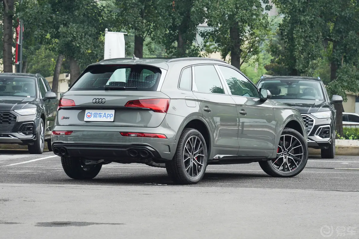 奥迪SQ53.0T quattro侧后45度车头向右水平