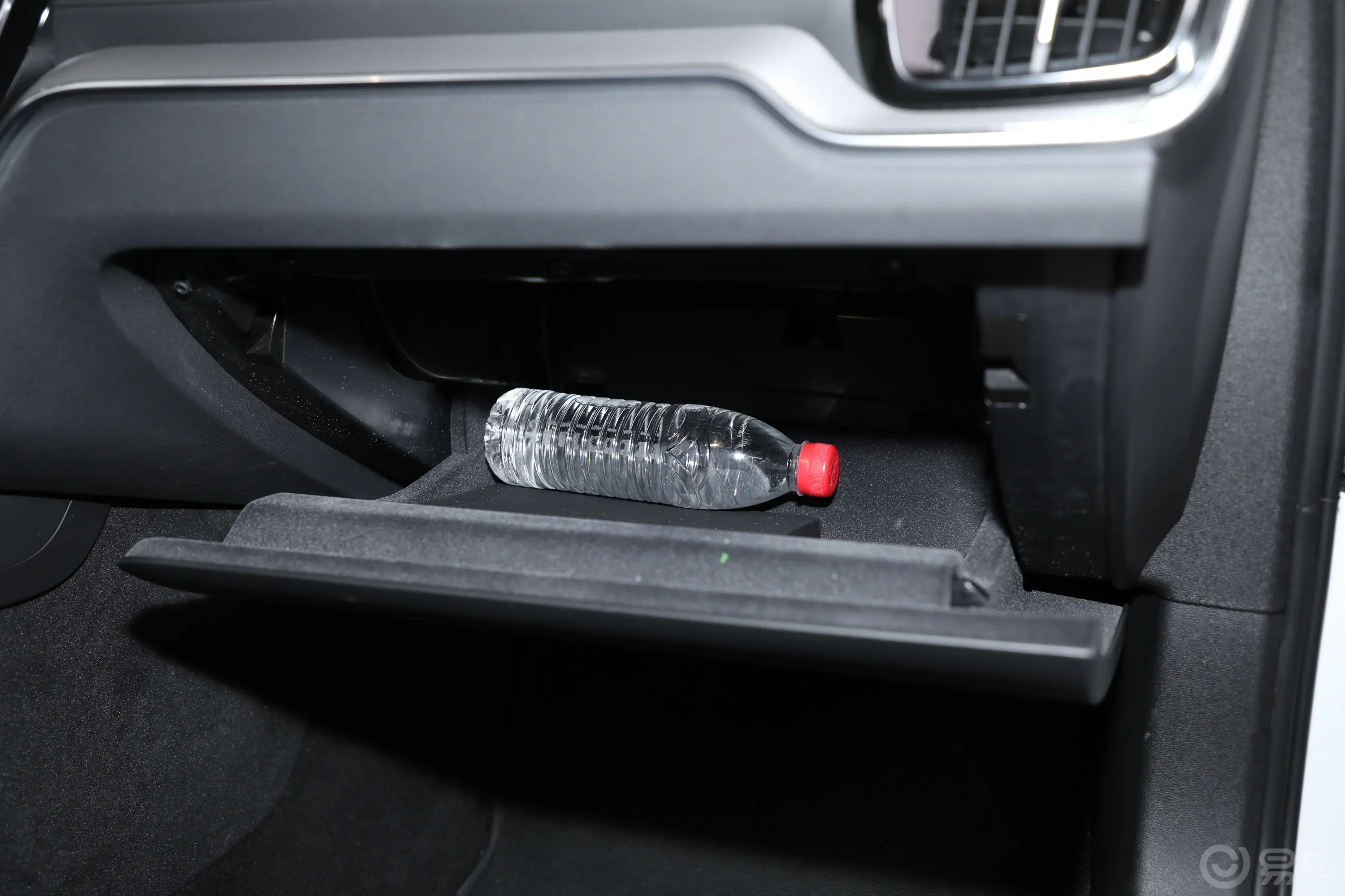 沃尔沃V60B5 自动智雅运动版手套箱空间水瓶横置