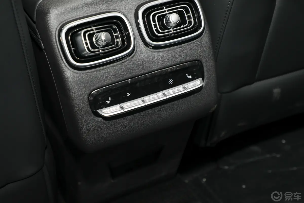 瑞虎92.0T 自动四驱至臻版 7座后排空调控制键