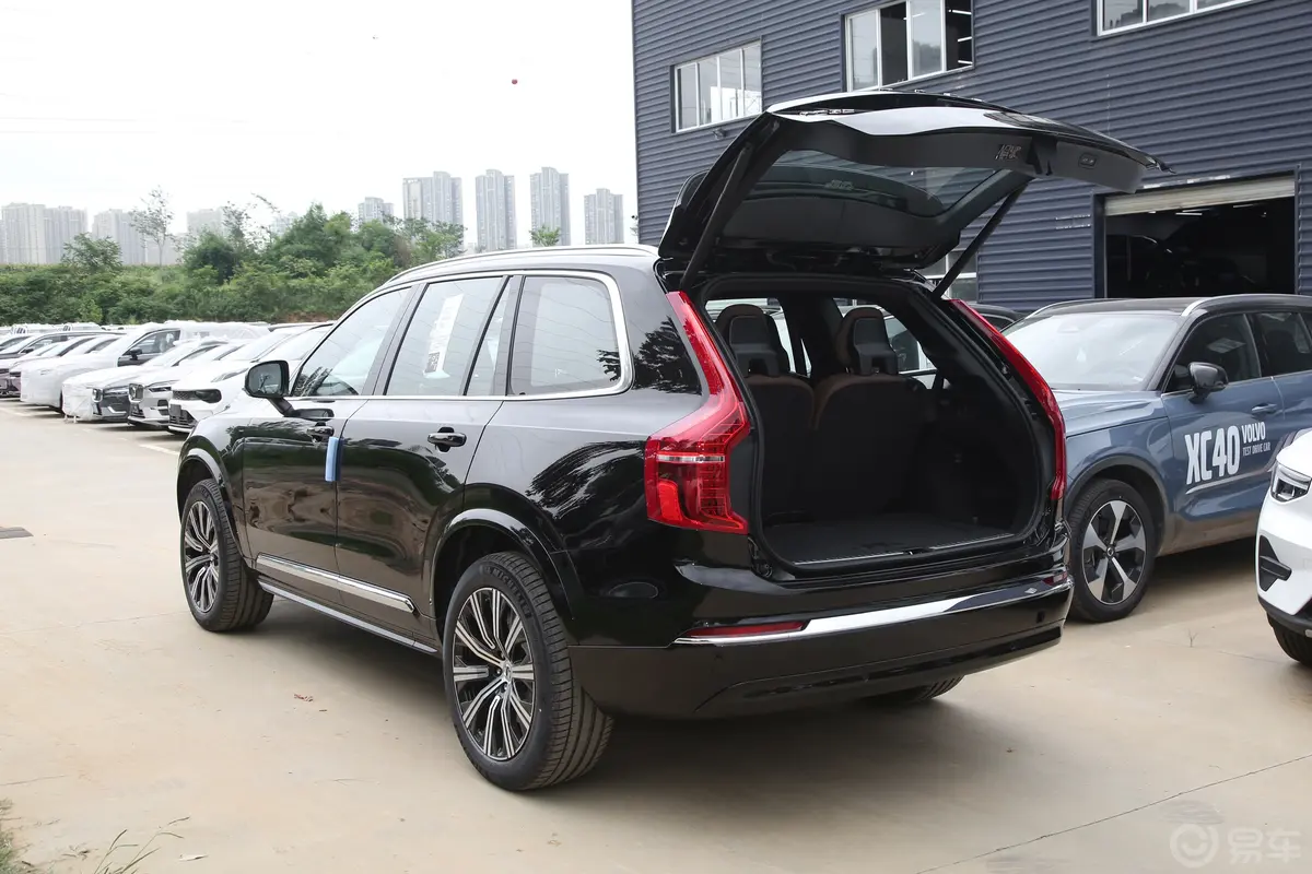 沃尔沃XC90B5 智行豪华版 7座后备厢开启45度侧拍