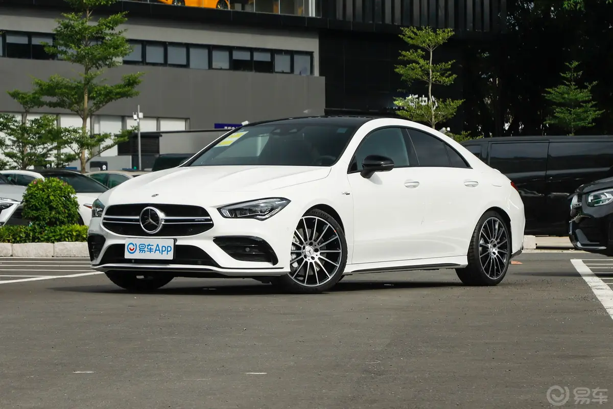 奔驰CLA级 AMG改款 AMG CLA 35 4MATIC侧前45度车头向左水平