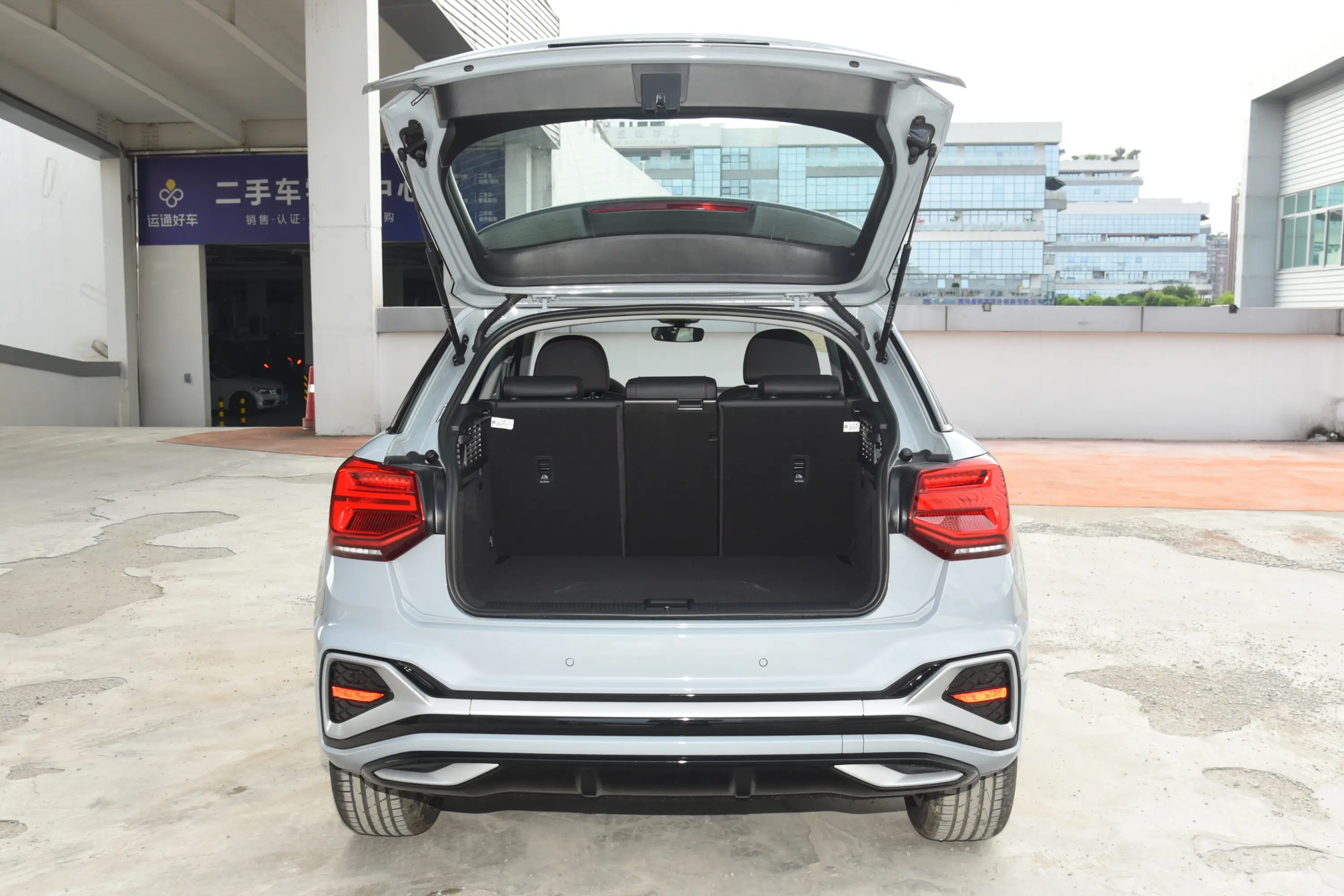 奥迪Q2L35 TFSI 进取动感型后备厢