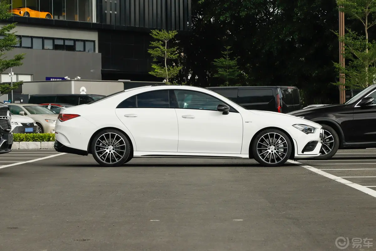 奔驰CLA级 AMG改款 AMG CLA 35 4MATIC正侧车头向右水平