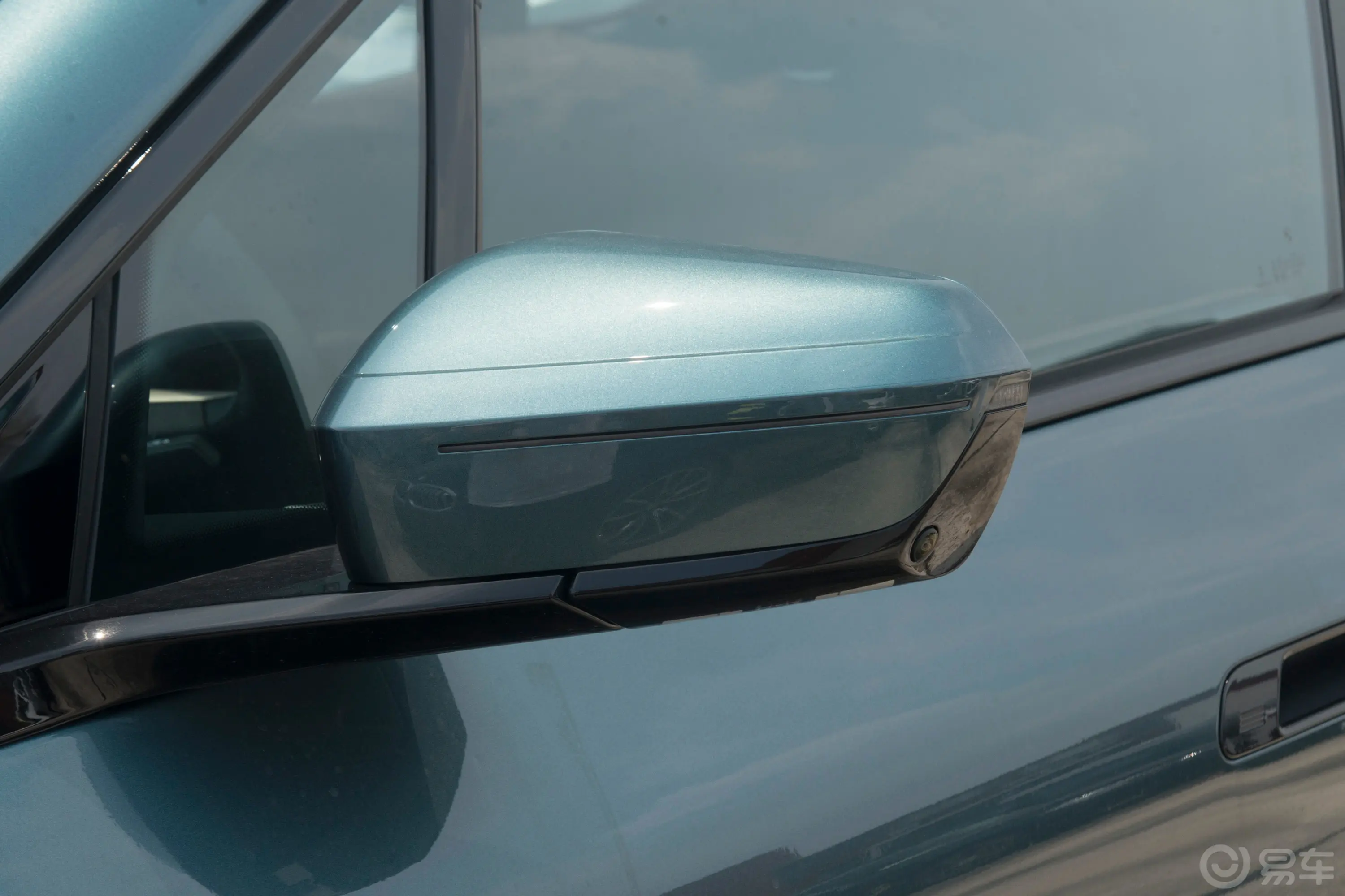 宝马iX改款 xDrive40主驾驶后视镜背面