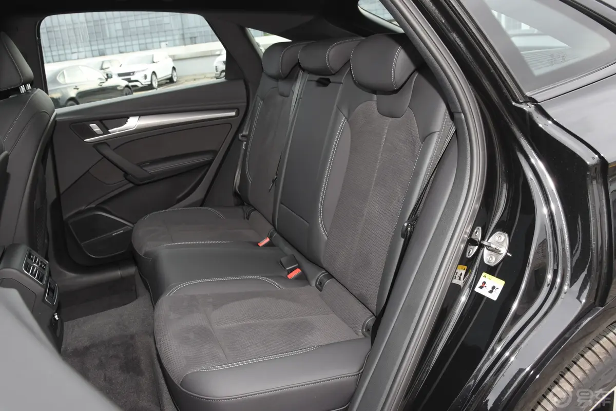 奥迪Q5L Sportback45 TFSI 豪华型后排座椅