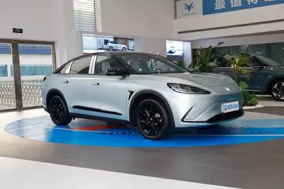 2023款 极狐 阿尔法S 森林版 525E 前驱 电机160kW外观