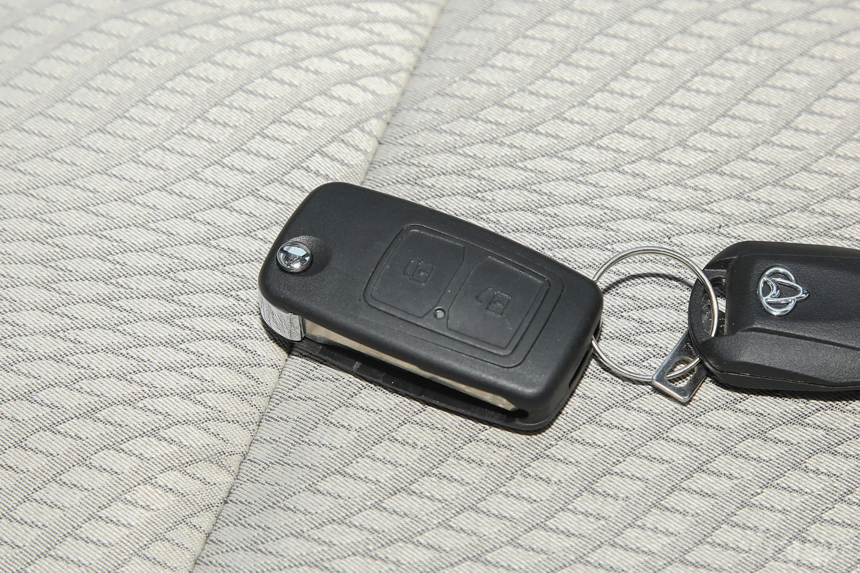 新豹T3东安1.6L 2.52米栏板双排单后轮舒适版钥匙正面