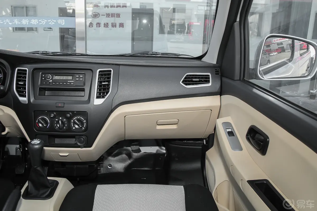 新豹T3东安1.6L 2.52米栏板双排单后轮舒适版副驾驶位区域
