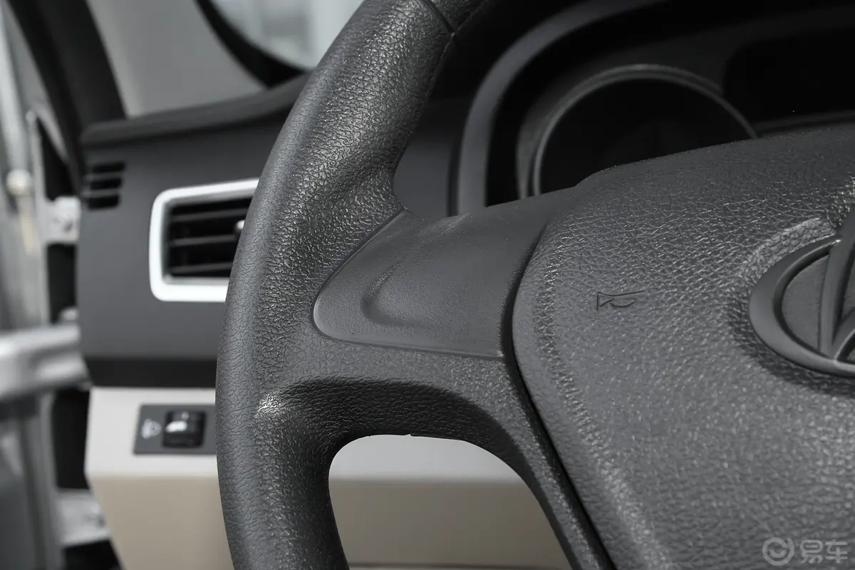 新豹T3东安1.6L 2.52米栏板双排单后轮舒适版左侧方向盘功能按键