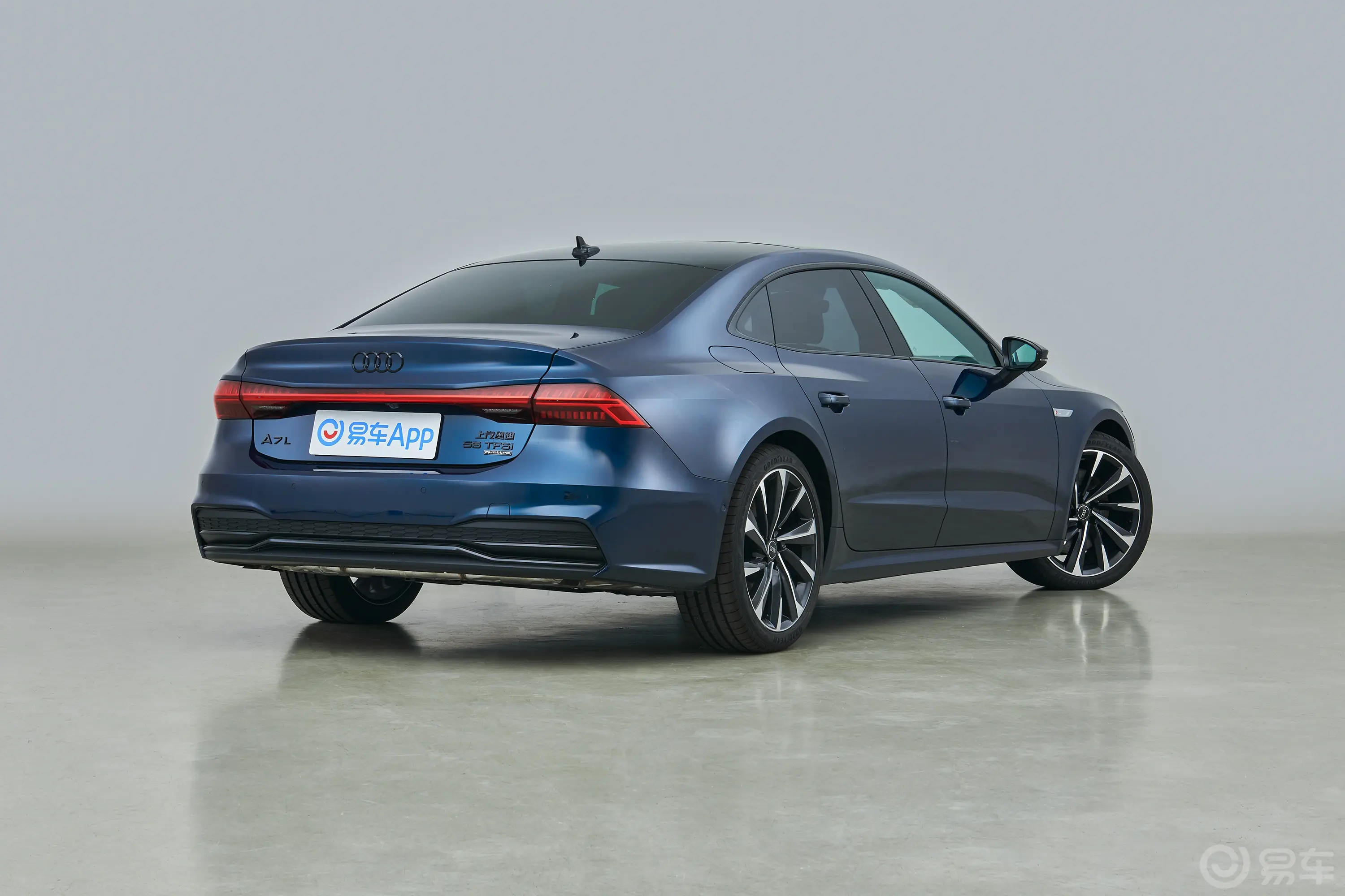 奥迪A7L55 TFSI quattro S-line 志远型 曜黑套装侧后45度车头向右水平