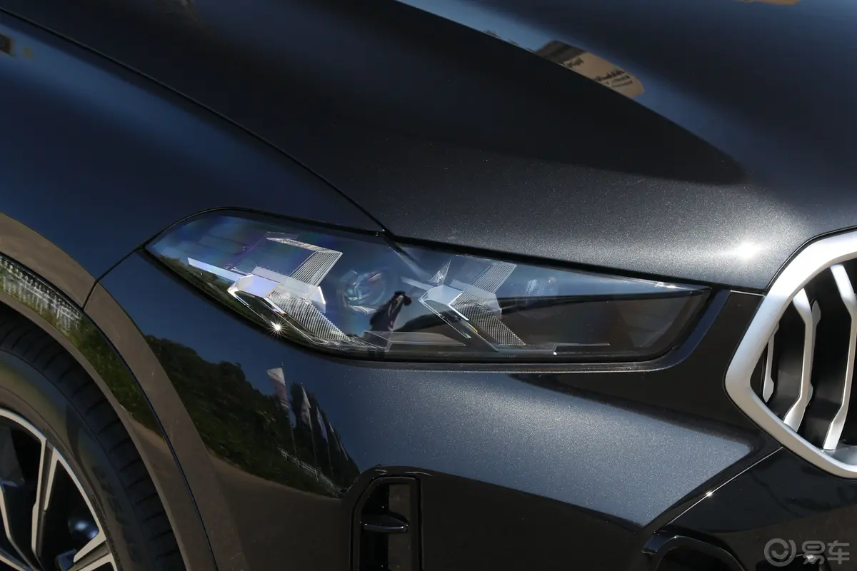 宝马X6改款 xDrive30i M运动套装大灯侧45度俯拍