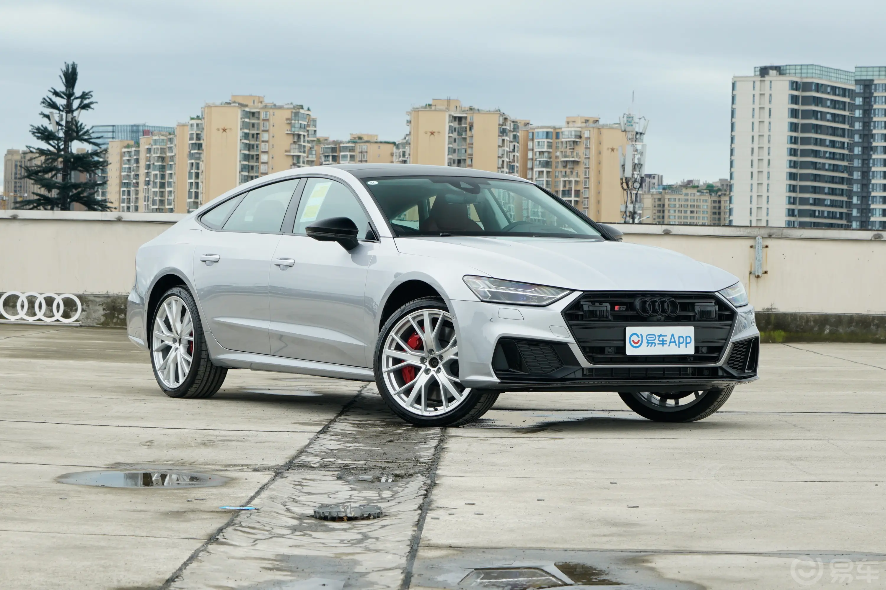 奥迪S72.9T Sportback侧前45度车头向右水平