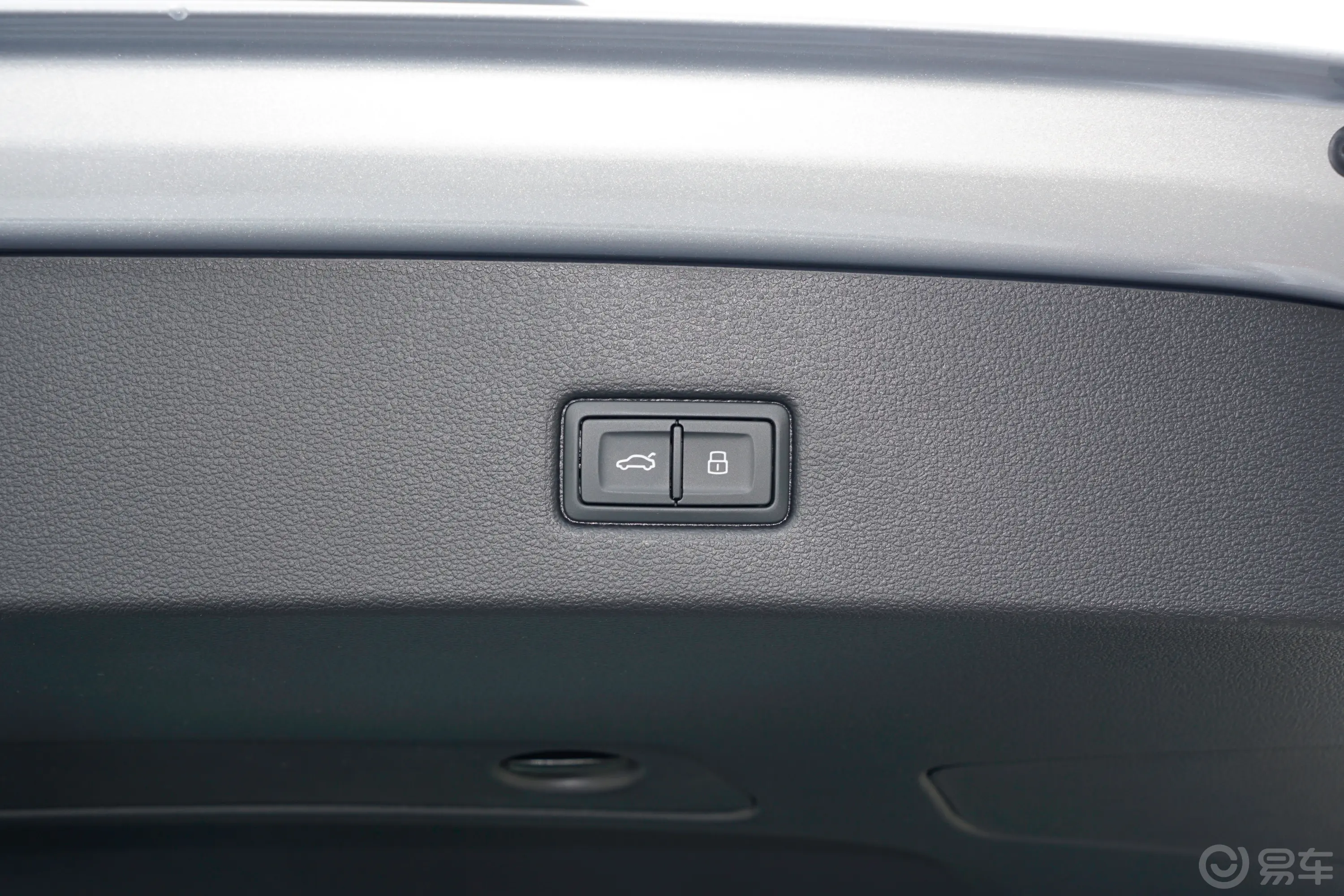 奥迪S72.9T Sportback电动尾门按键（手动扶手）