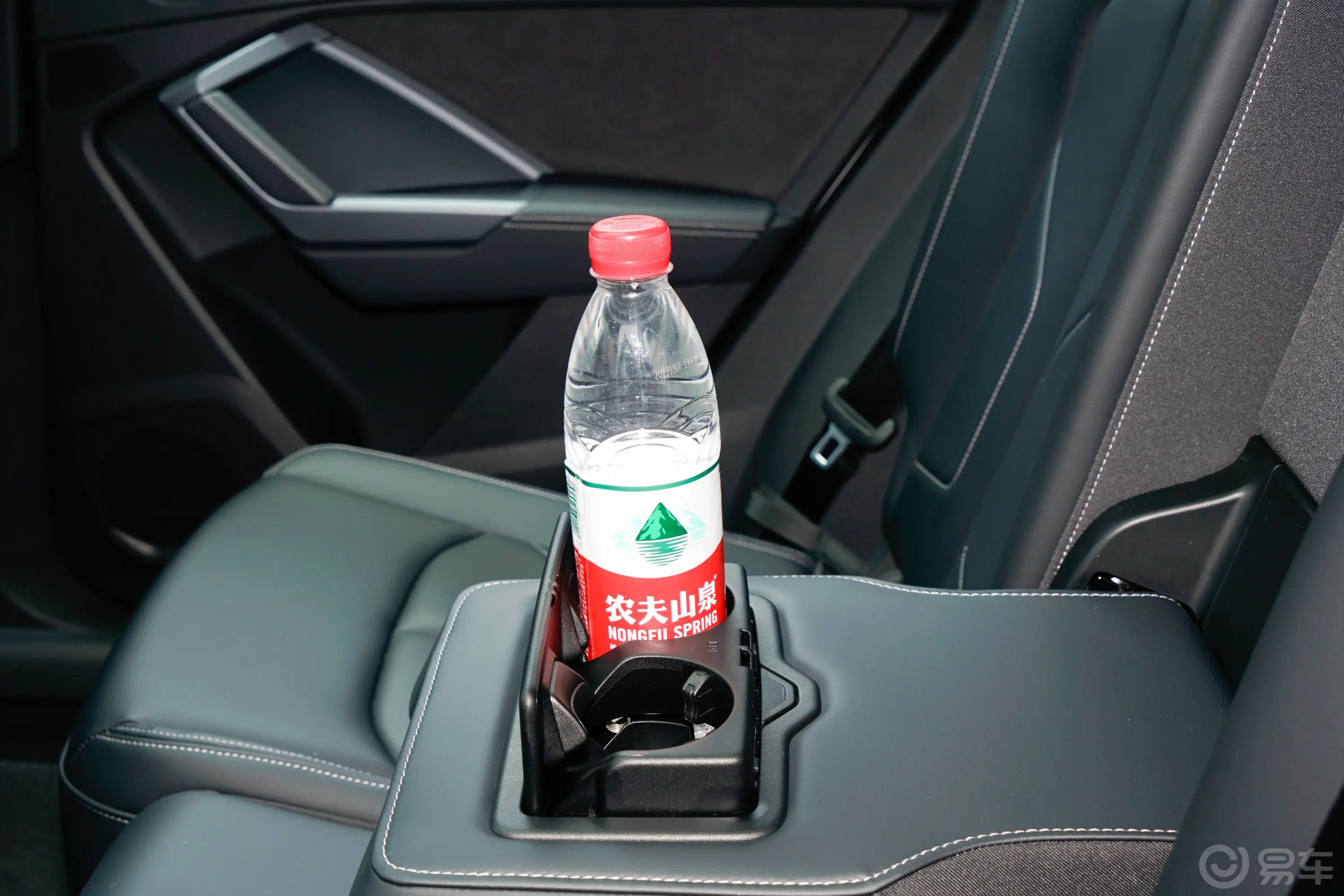 奥迪Q335 TFSI 进取动感型后排(第二排)杯架