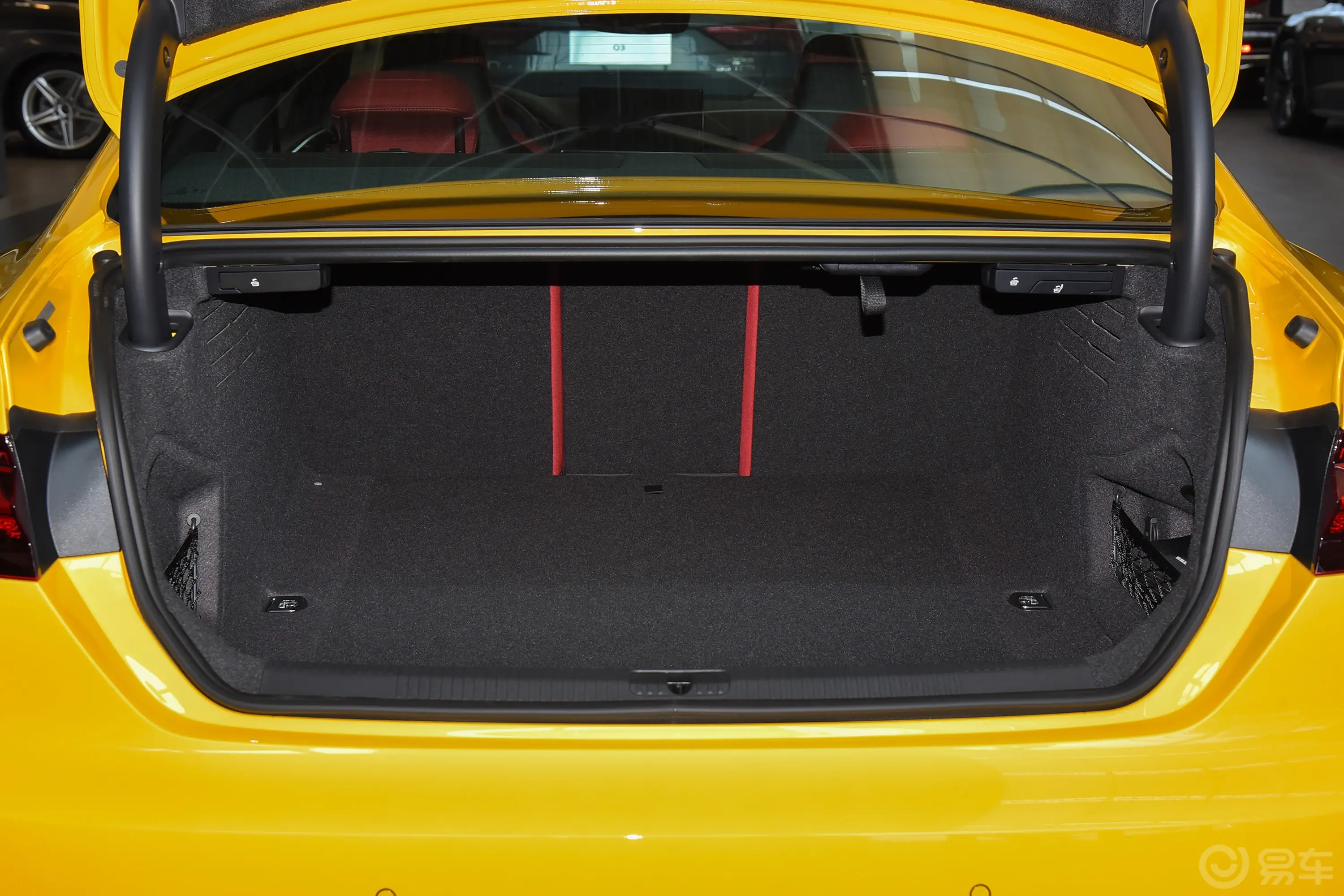 奥迪S53.0T Coupe后备厢空间特写