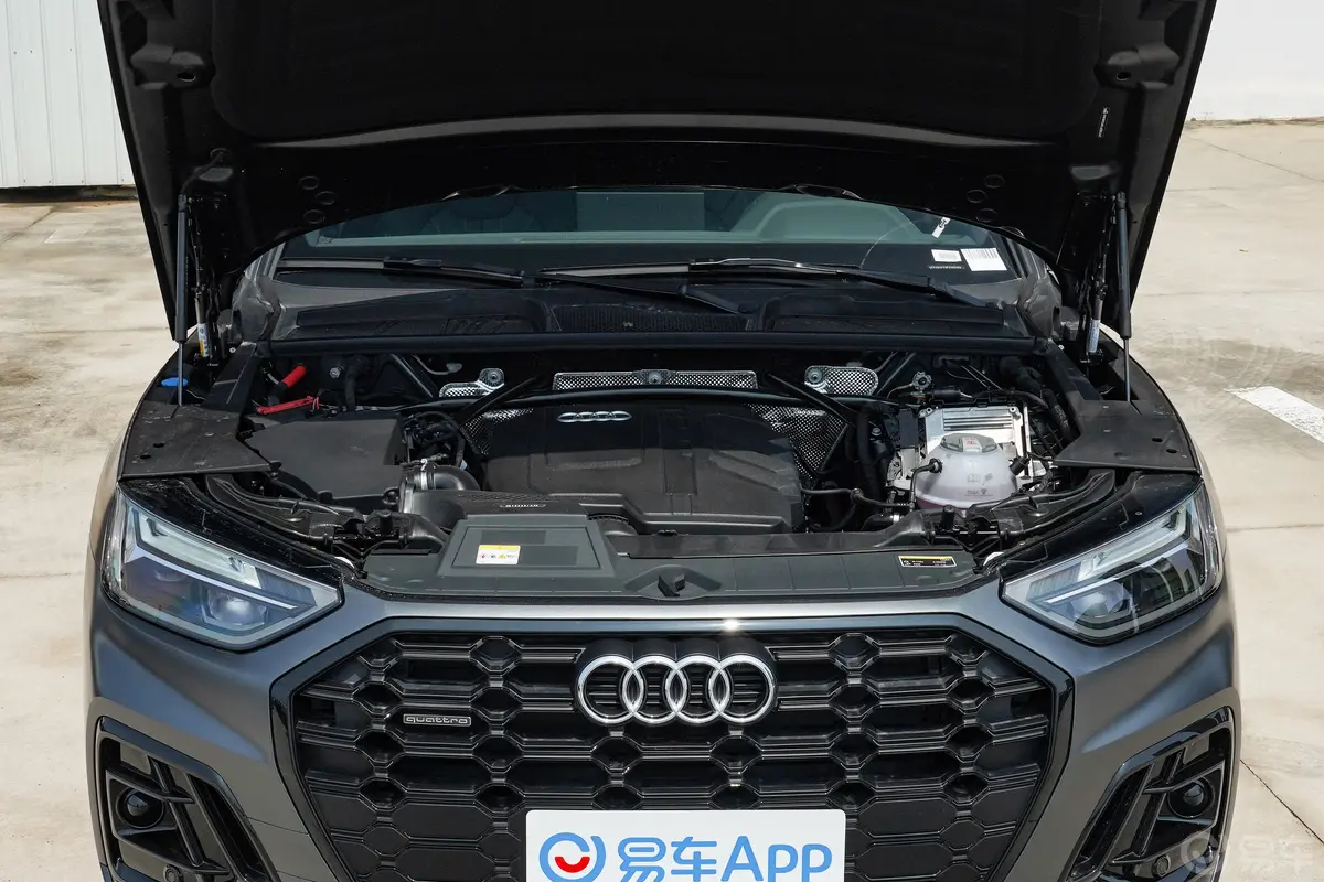 奥迪Q5L40 TFSI 豪华动感型发动机舱整体