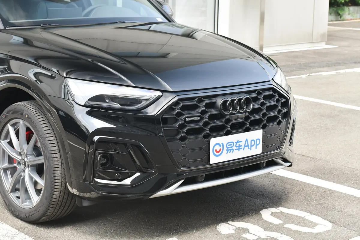 奥迪Q5L45 TFSI 臻选动感型前格栅侧俯拍